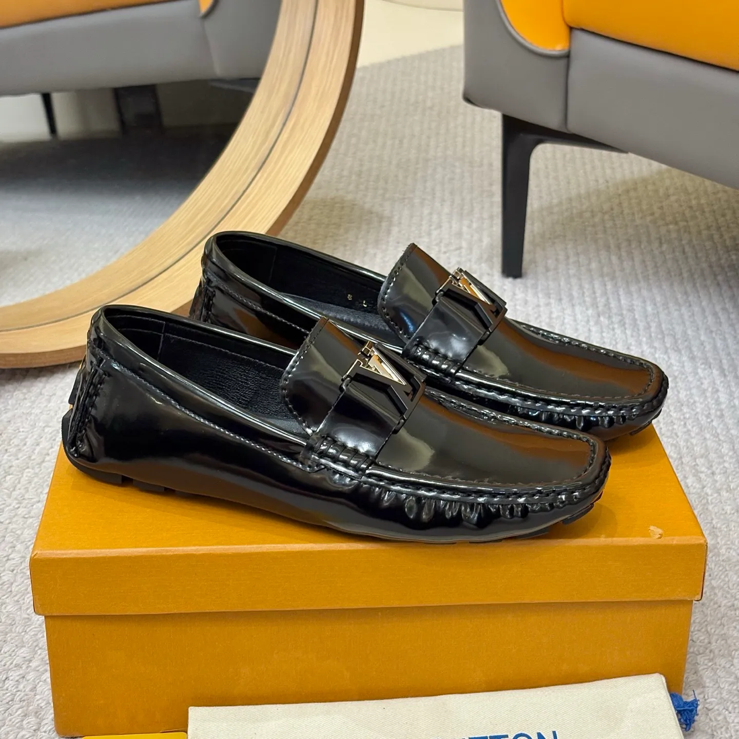 Men's men's shoes 💰420 (Yangli) LV 2⃣️0⃣️2⃣️5️⃣Spring and summer counter GLORIA series models ✈️Original factory special leather production, original last type. A classic driving slip-on casual shoe that shows an elegant style with exquisite craftsmanship details such as Monogram embossing all over the upper🌀Italian imported calfskin fabric Sheepskin foot pads➕Inside～Private mold replica sole Unique style Comfortable driving slip-on Size: 4-12 (38-46) Comes with [Counter packaging: original box, wrapping paper, card, instruction manual, shoehorn, cloth bag] No pressure to enter and leave the counter!